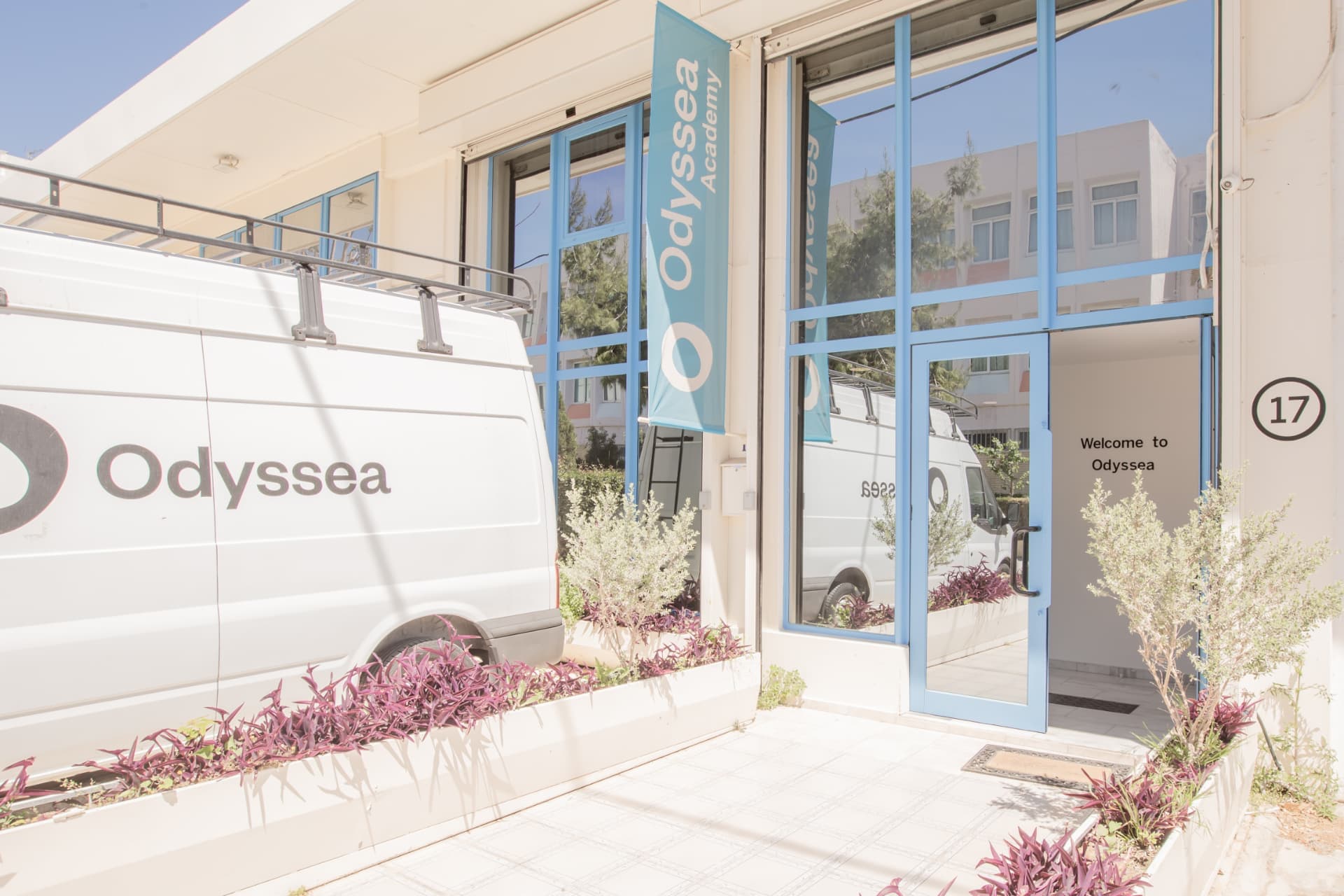 Η είσοδος της Odyssea Academy στην Αθήνα με επώνυμο βαν και πινακίδα υποδοχής